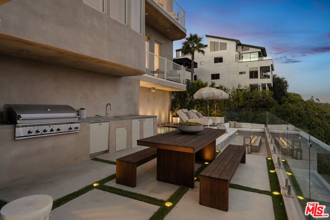 Exterior, Outdoor Kitchen