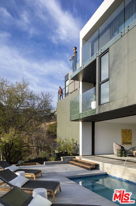 Exterior, Facade, Pool, Modern