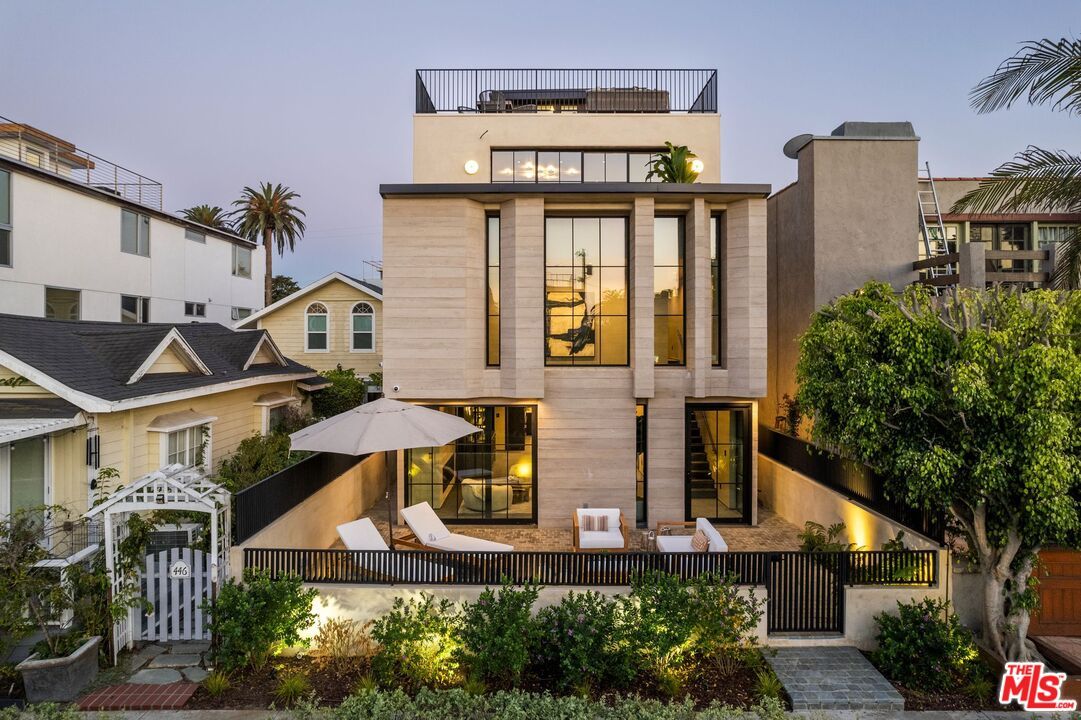 Backyard, Exterior, Facade, Modern