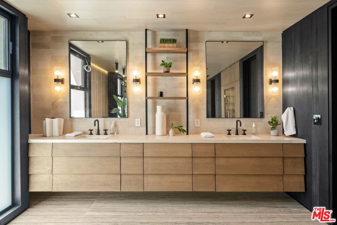 Bathroom, Dual Sink Vanities, Interior, Recessed Lighting