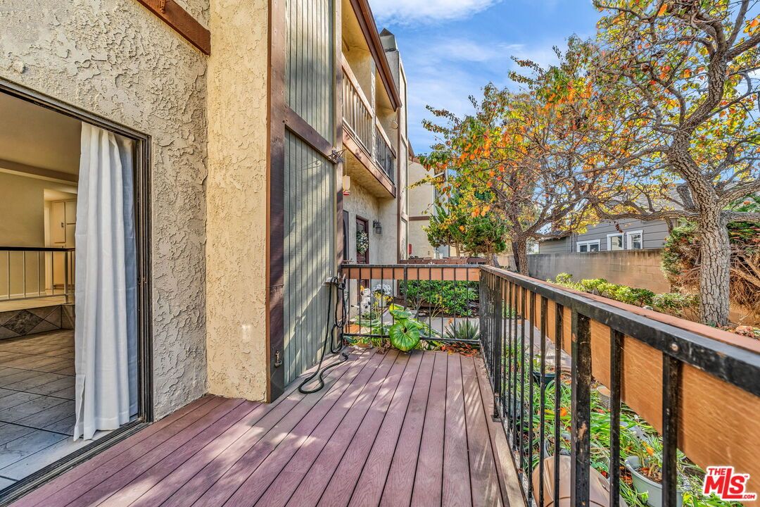 Exterior, Wood Texture Flooring