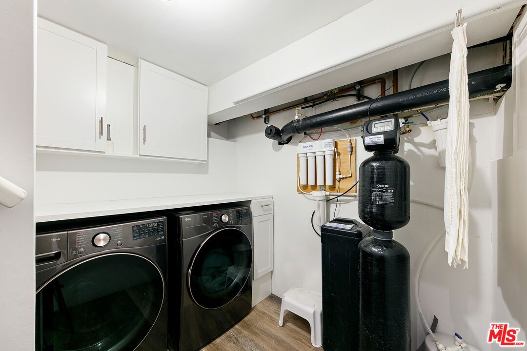 Interior, Washer, Wood Texture Flooring