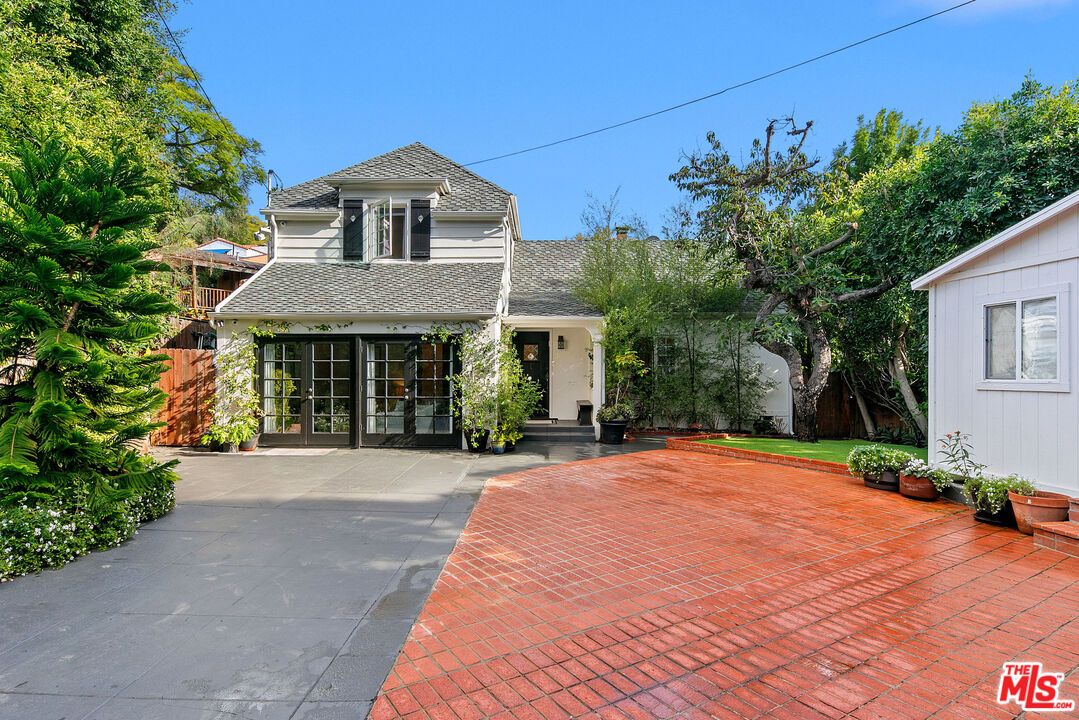 Exterior, Facade, Queen Anne Victorian
