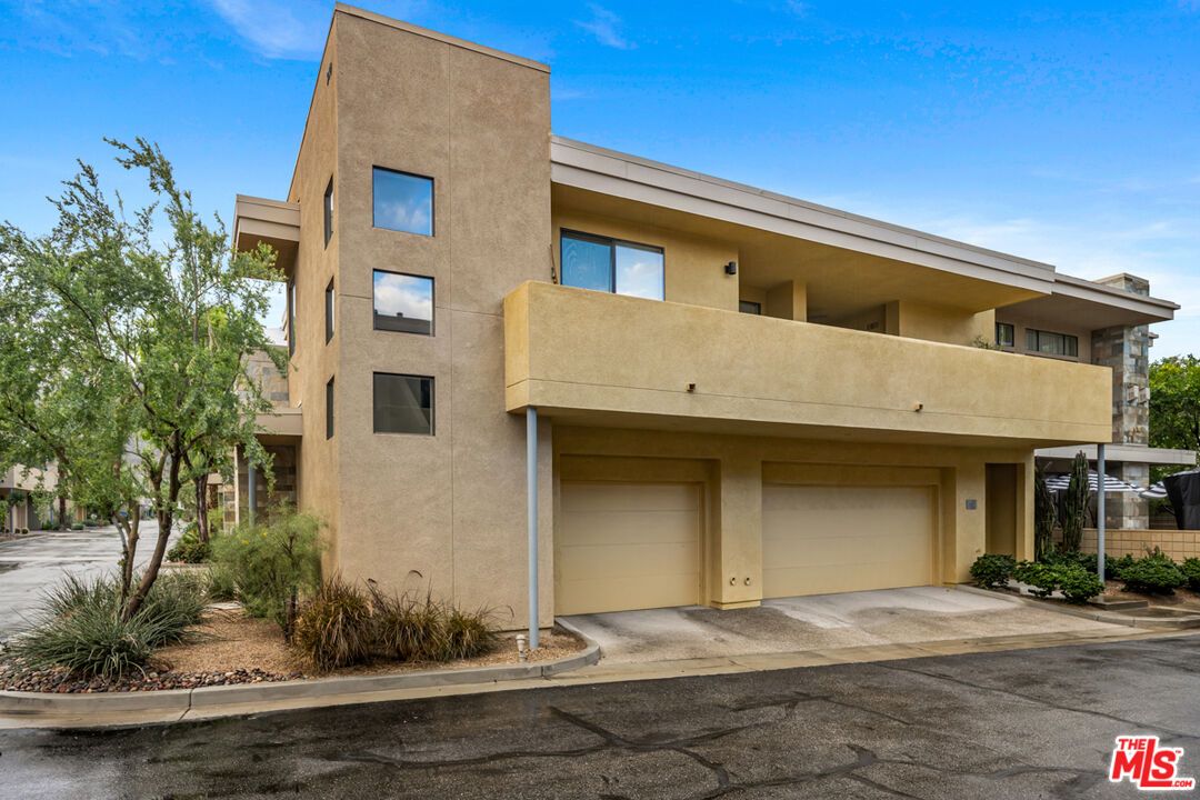 Attached, Exterior, Facade, Modern