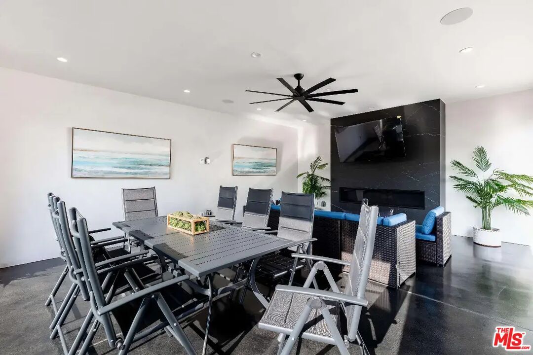 Dining room, Fireplace, Interior, Pendant Lights, Recessed Lighting