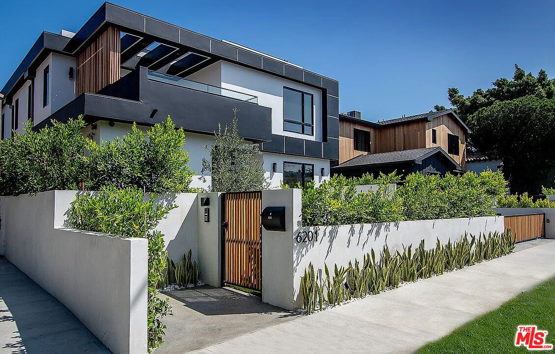 Exterior, Facade, Modern