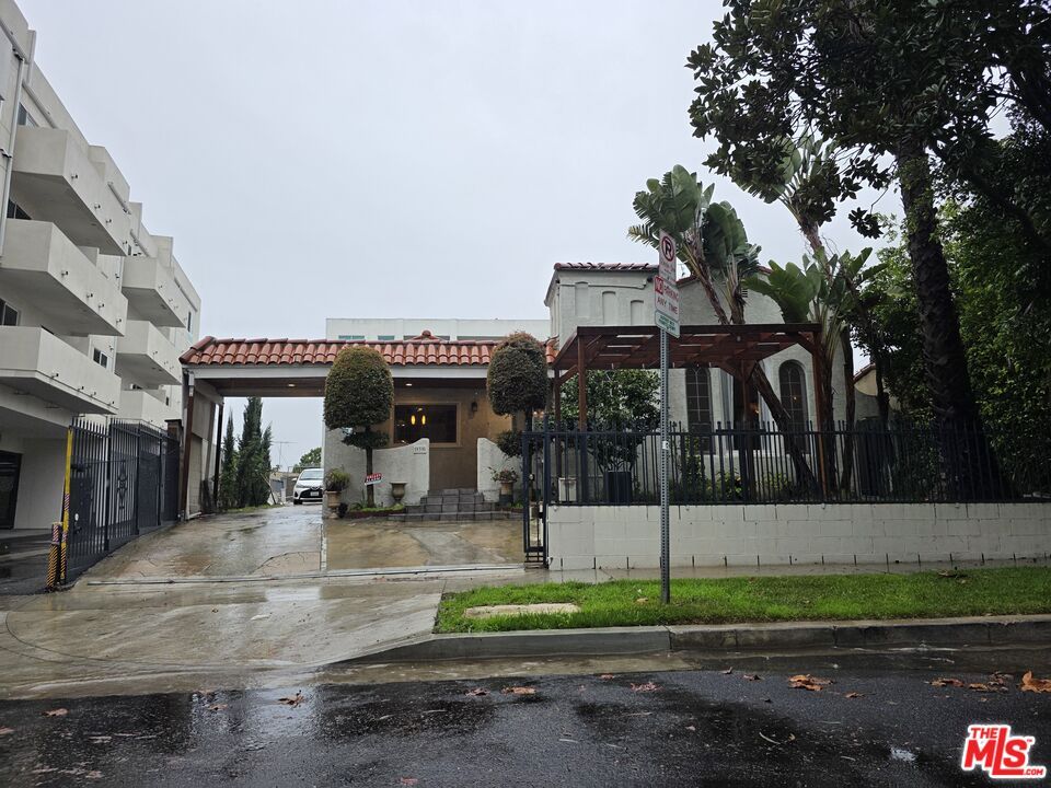 Exterior, Facade, Mediterranean