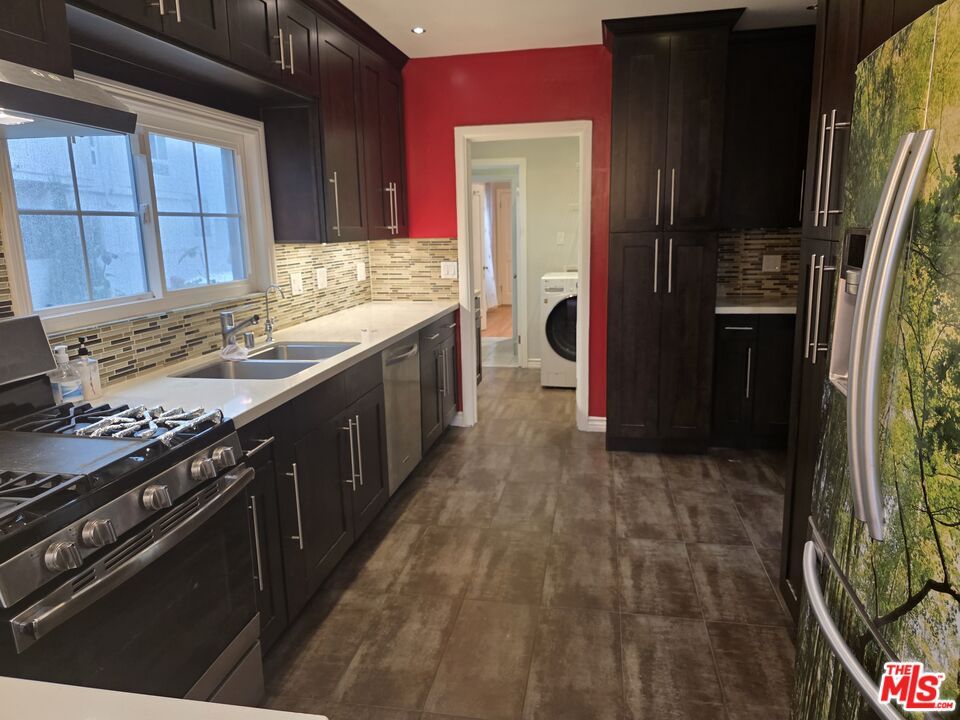 Interior, Kitchen, Recessed Lighting, Washer
