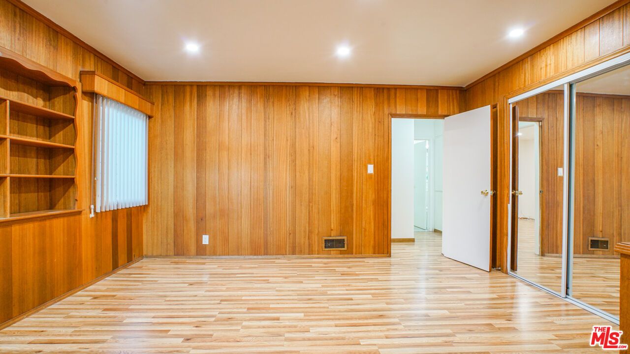 Empty room, Interior, Recessed Lighting, Wood Texture Flooring, Wooden Walls