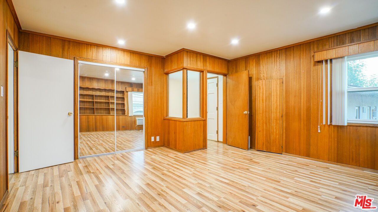 Empty room, Interior, Recessed Lighting, Wood Texture Flooring, Wooden Walls