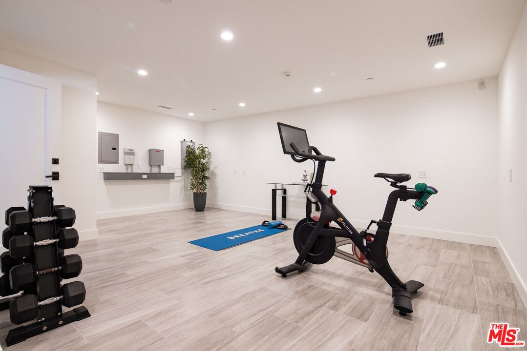Fitness Equipment, Interior, Recessed Lighting, Wood Texture Flooring