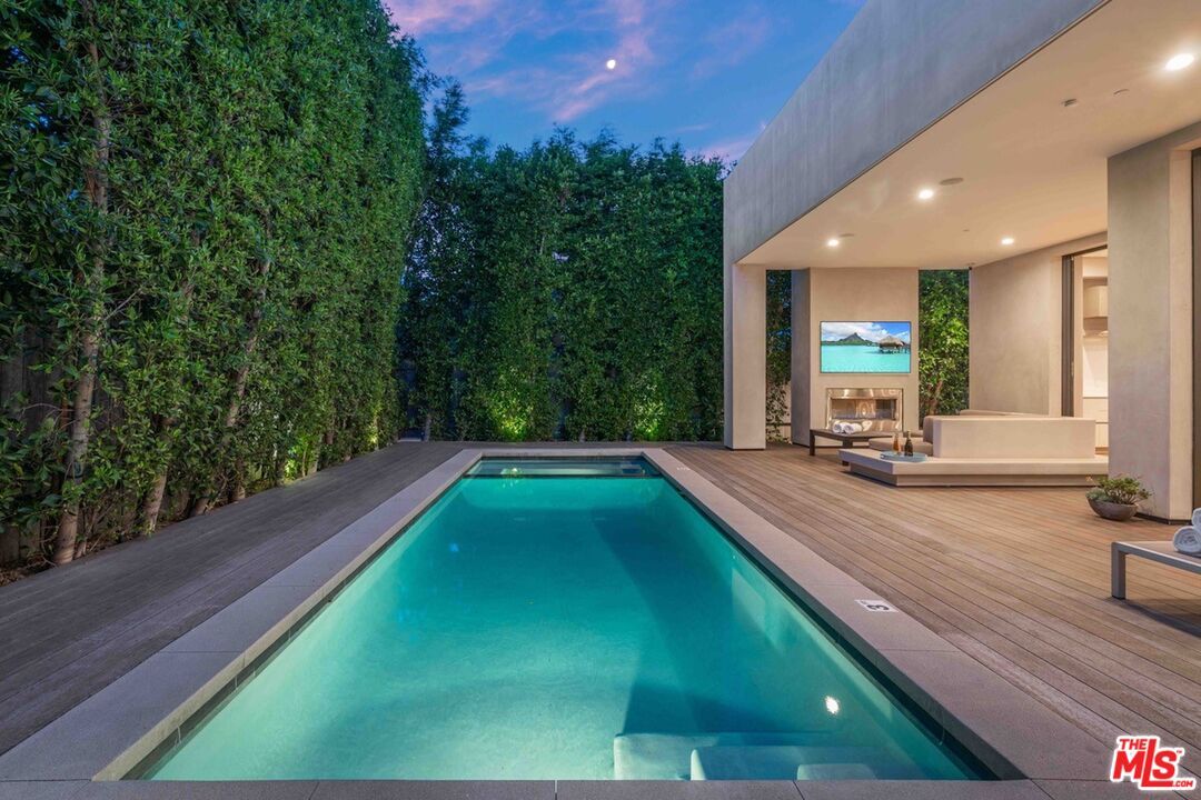 Exterior, Fireplace, Pool