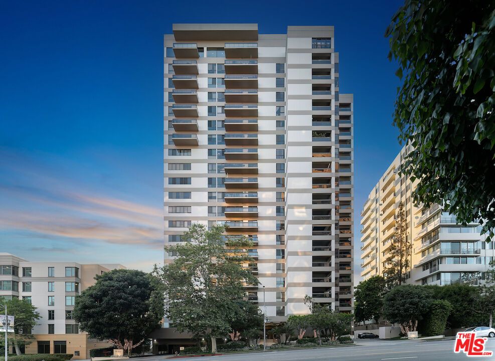 Exterior, Facade, Highrise