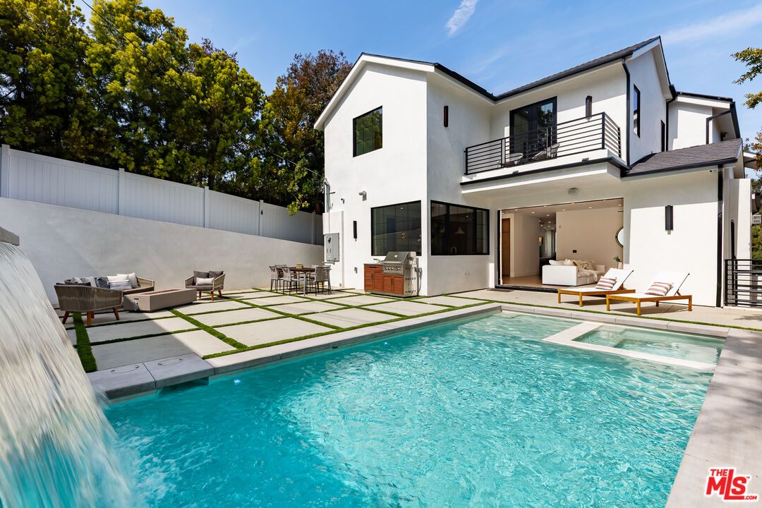 Exterior, Outdoor Kitchen, Pool