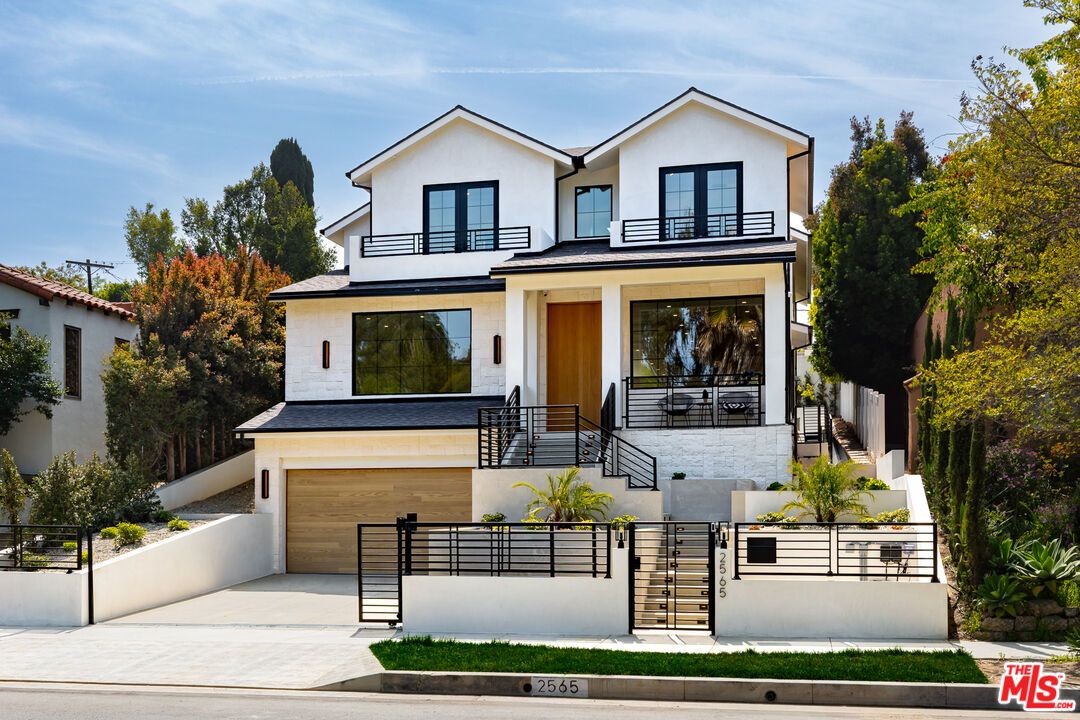 Attached, Exterior, Facade, Modern