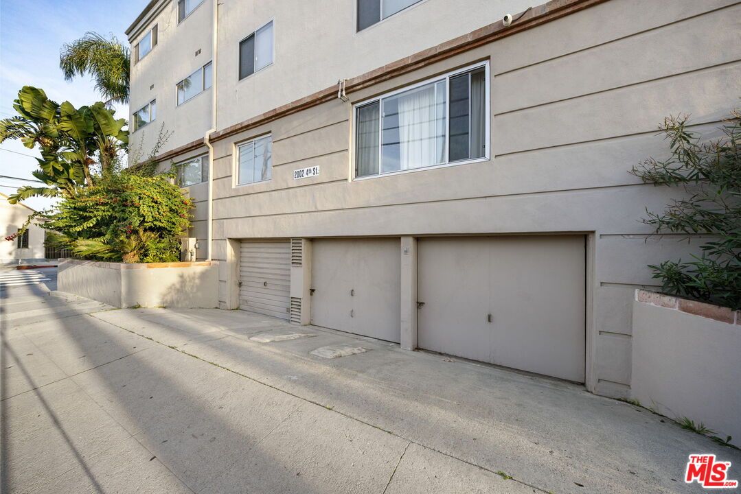 Attached, Exterior, Facade, Rowhouse