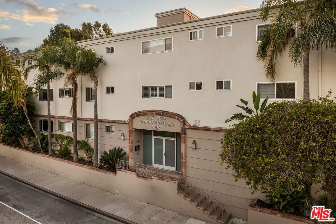 Exterior, Facade, Rowhouse