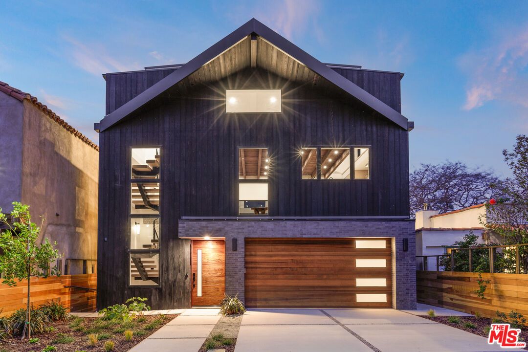 Attached, Exterior, Facade, Modern