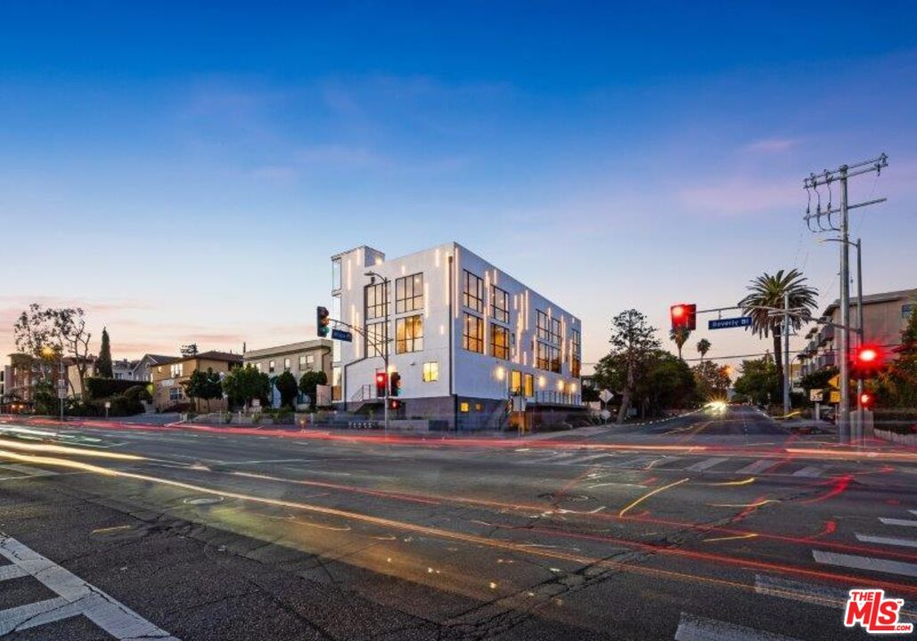 Exterior, Facade, Modern