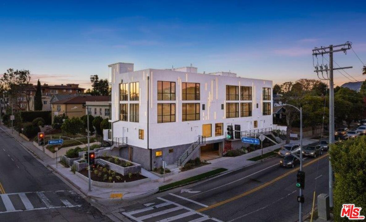 Exterior, Facade, Modern