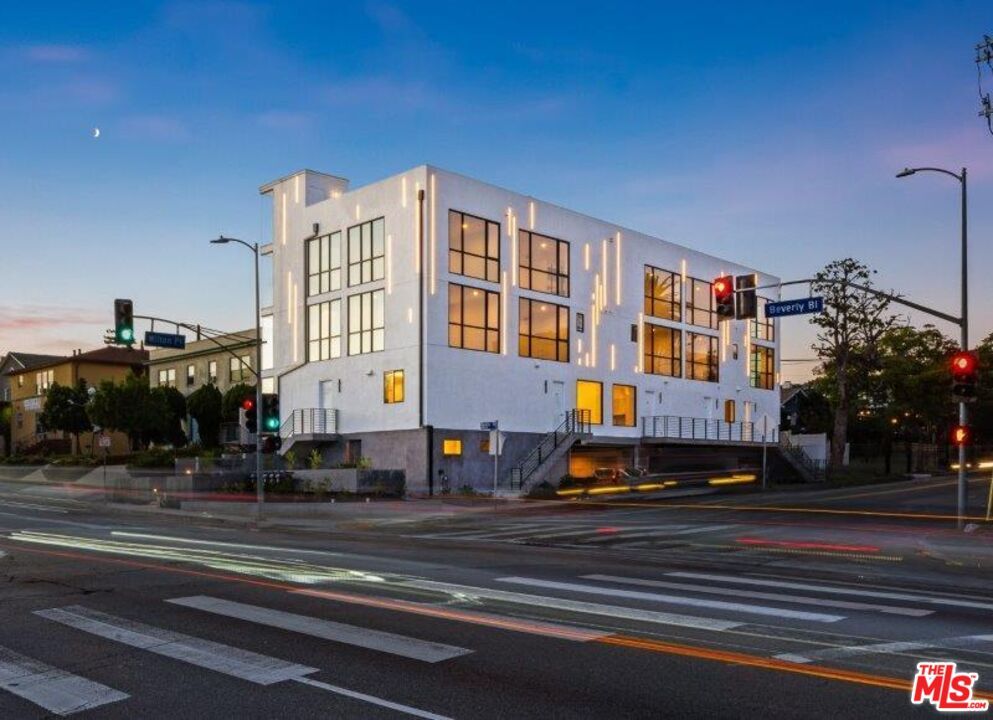 Exterior, Facade, Modern