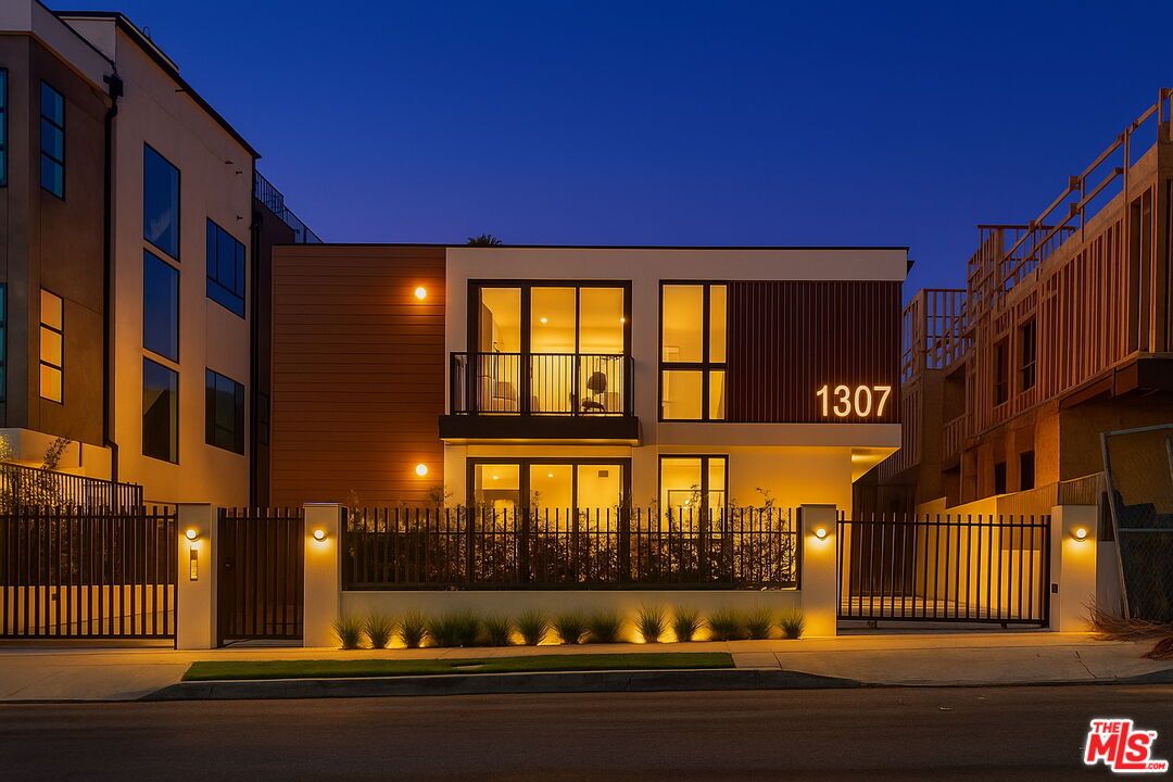 Exterior, Facade, Modern