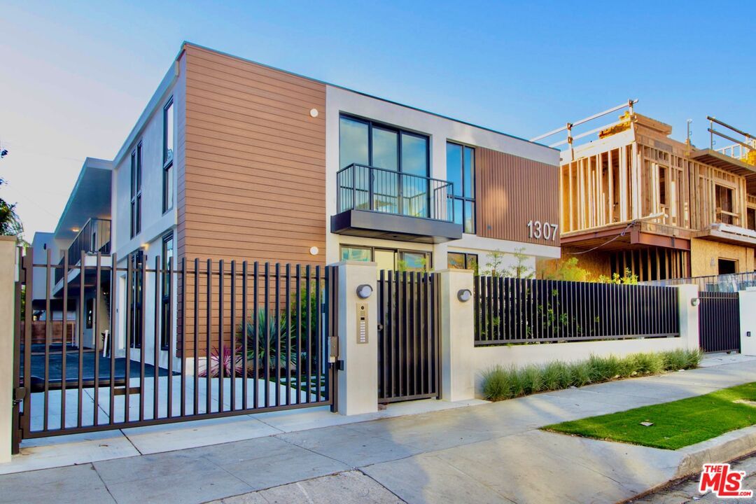 Exterior, Facade, Modern