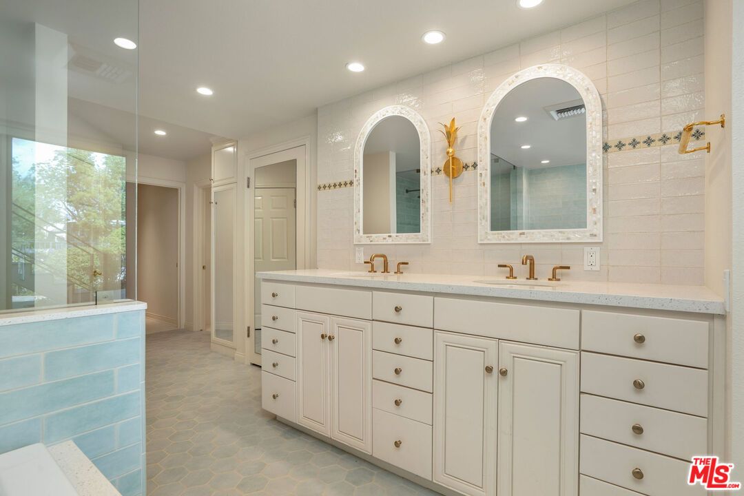 Bathroom, Dual Sink Vanities, Interior, Recessed Lighting