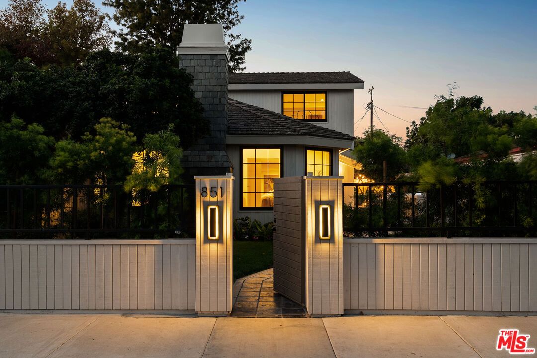 Exterior, Facade, Modern