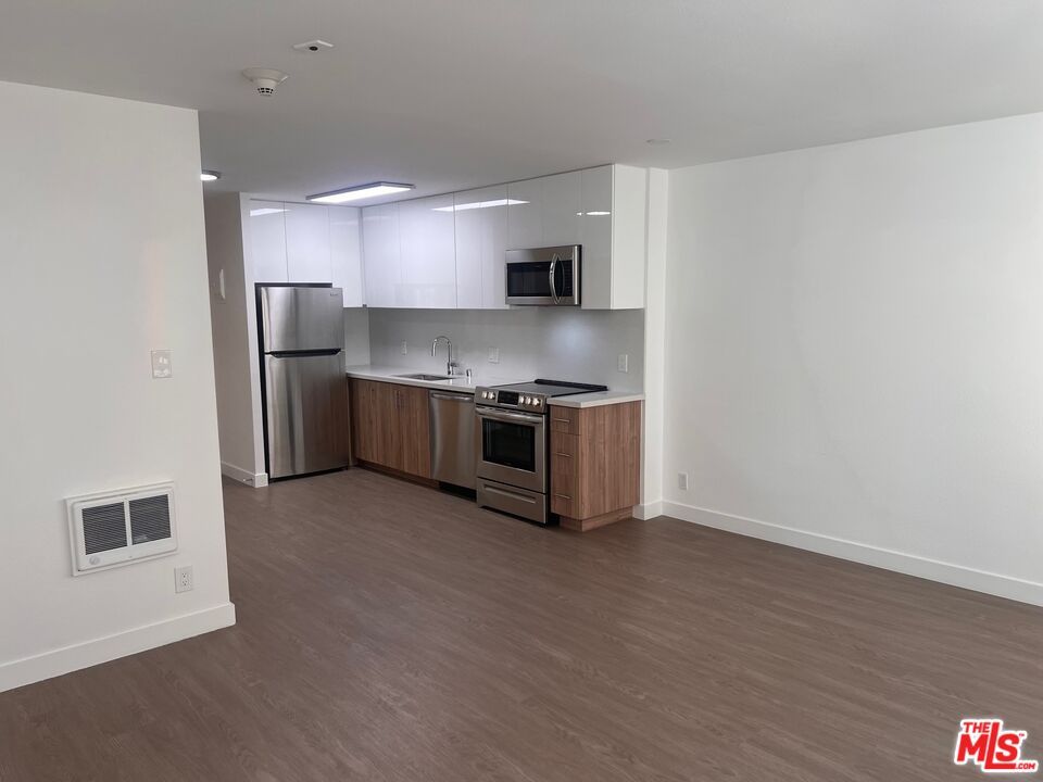 Interior, Kitchen, Stainless Steel Appliances, Wood Texture Flooring