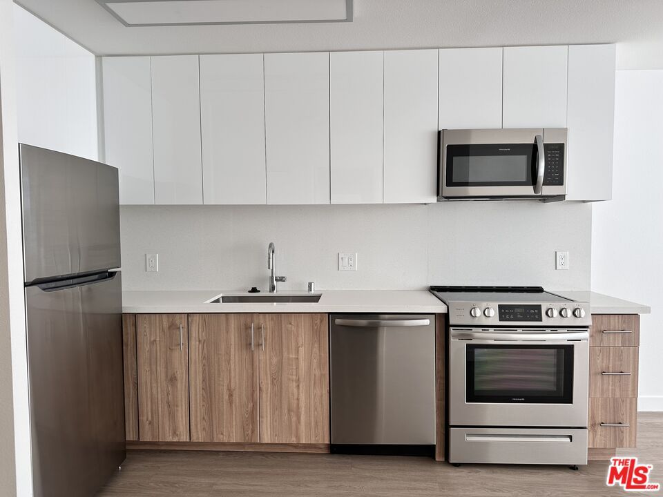 Interior, Kitchen, Stainless Steel Appliances, Wood Texture Flooring