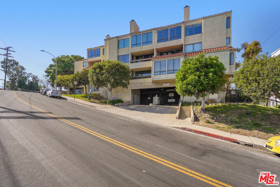 Exterior, Facade, Modern