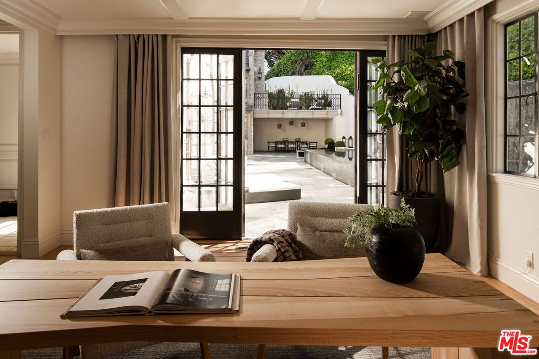 Home Office, Interior