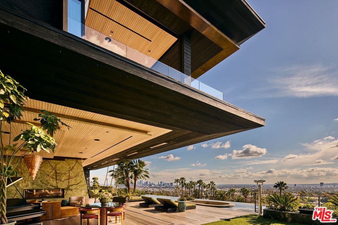 Exterior, Facade, None