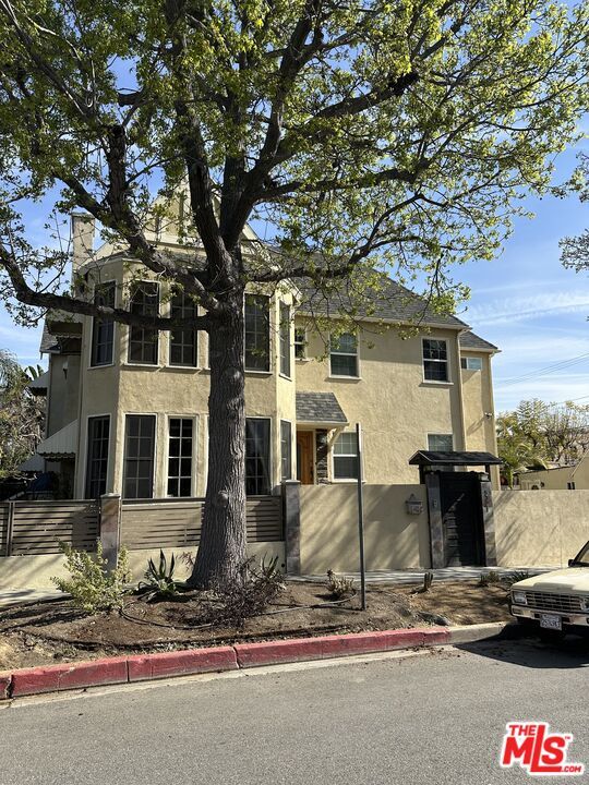 Exterior, Facade, Rowhouse