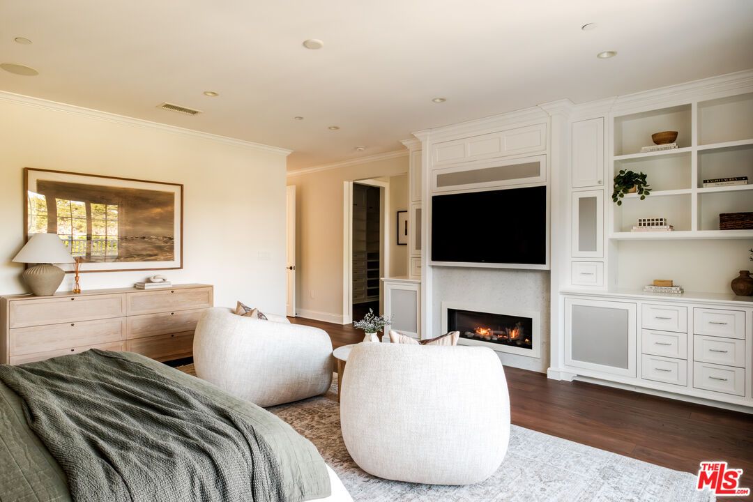 Bedroom, Fireplace, Interior, Recessed Lighting, Wood Texture Flooring