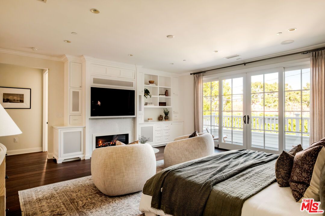 Bedroom, Fireplace, Interior, Recessed Lighting, Wood Texture Flooring