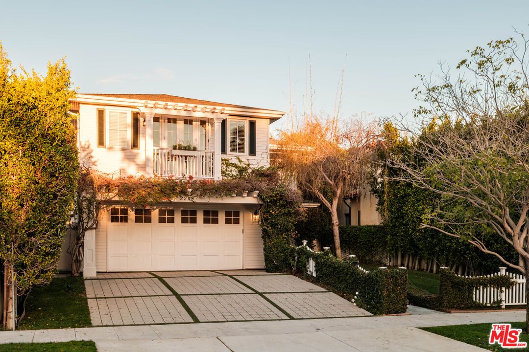 Attached, Exterior, Facade, Mediterranean