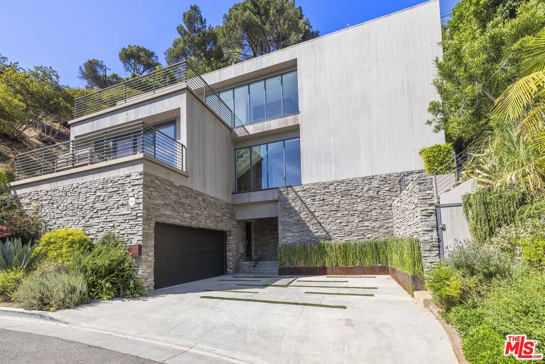 Attached, Exterior, Facade, Modern