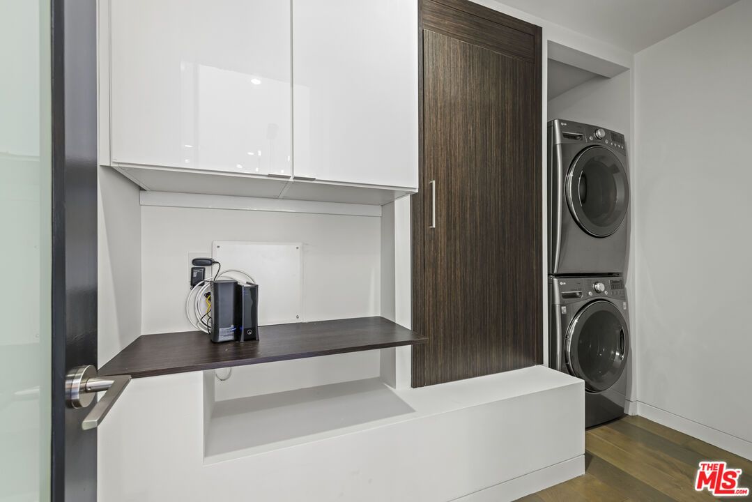Interior, Utility Closets, Washer, Wood Texture Flooring