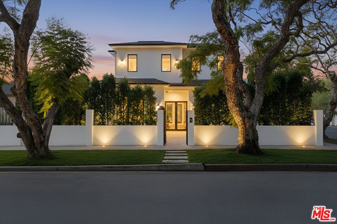 Exterior, Facade, Modern