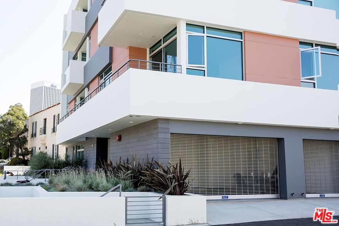 Exterior, Facade, Modern