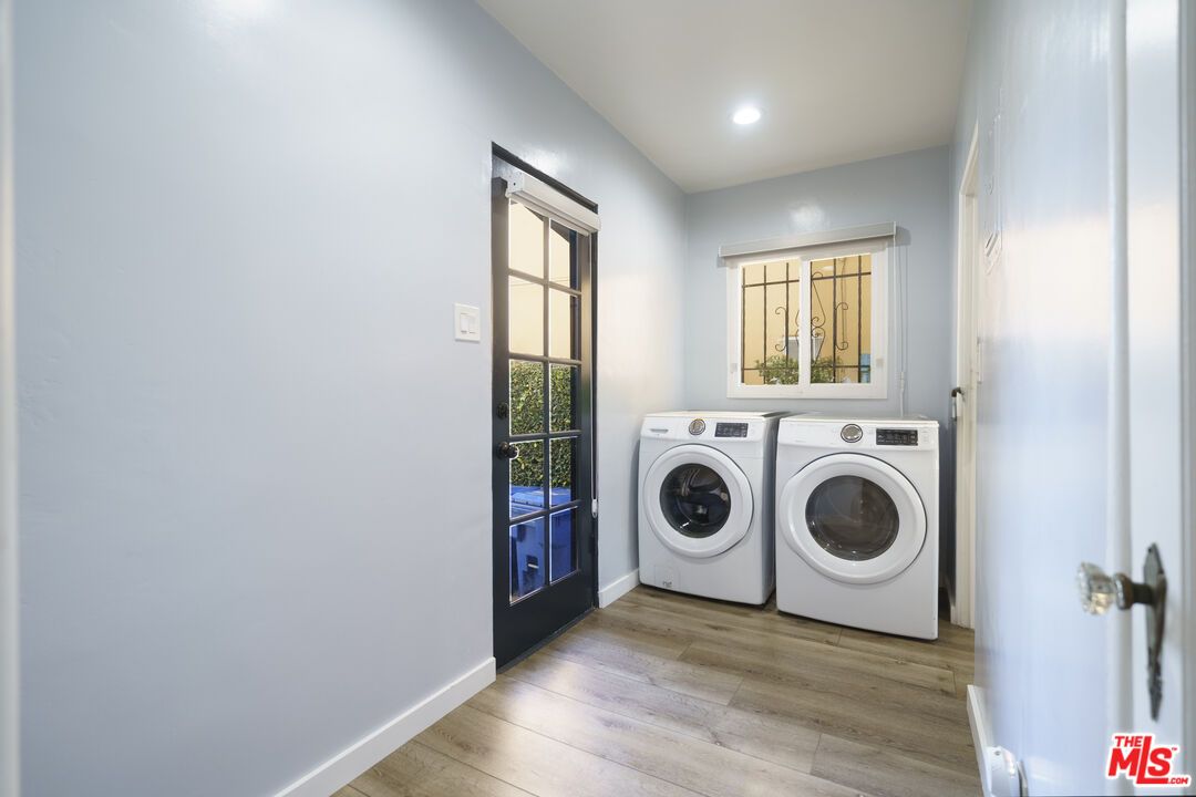 Interior, Recessed Lighting, Washer, Wood Texture Flooring
