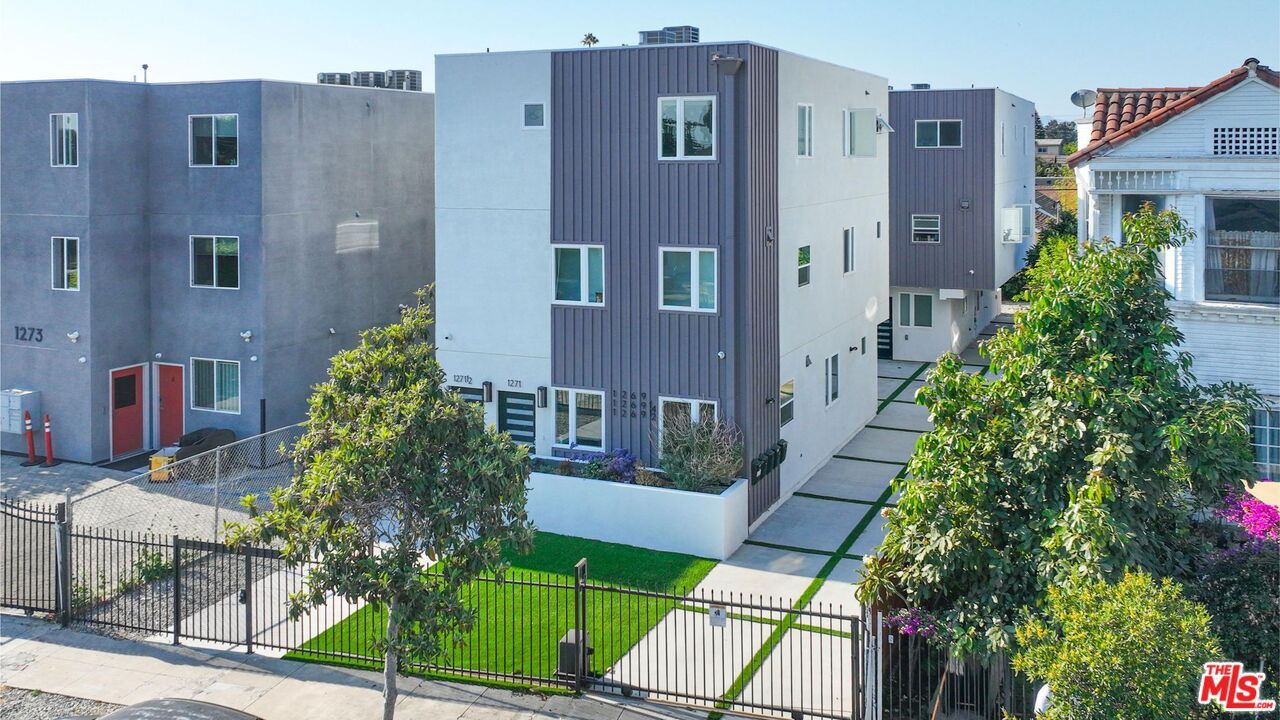 Exterior, Facade, Modern