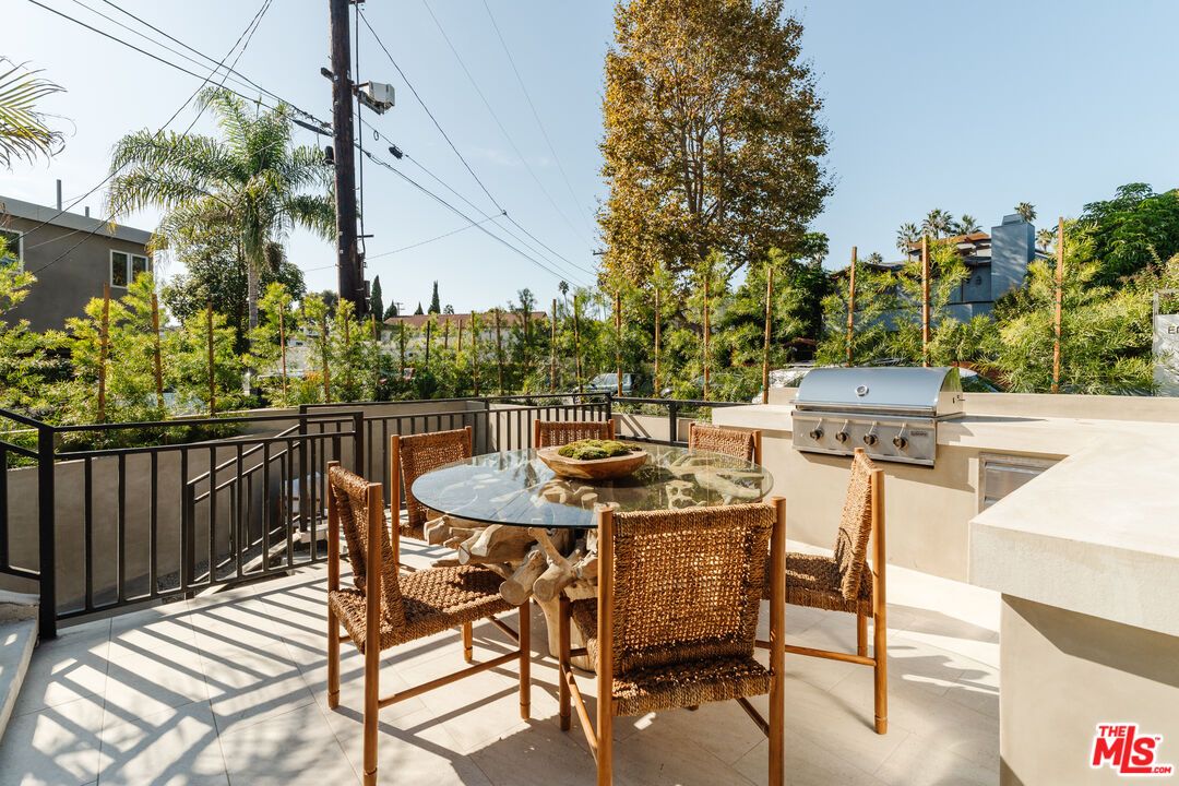 Exterior, Outdoor Kitchen