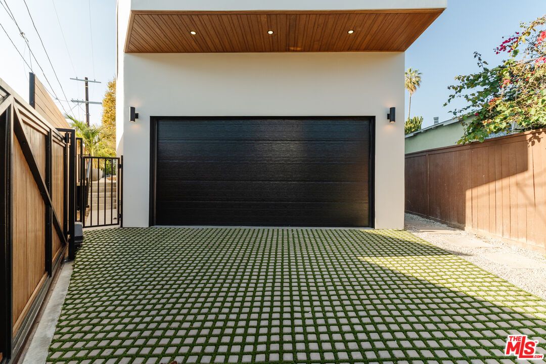 Detached Garage, Exterior