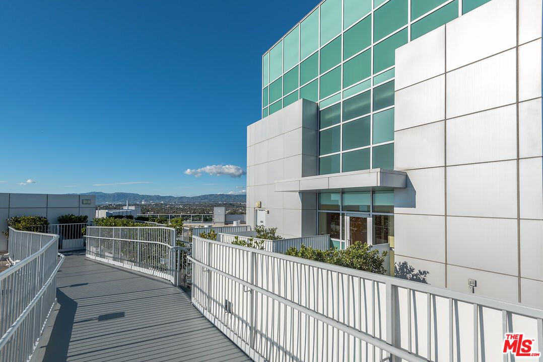 Exterior, Facade, Highrise