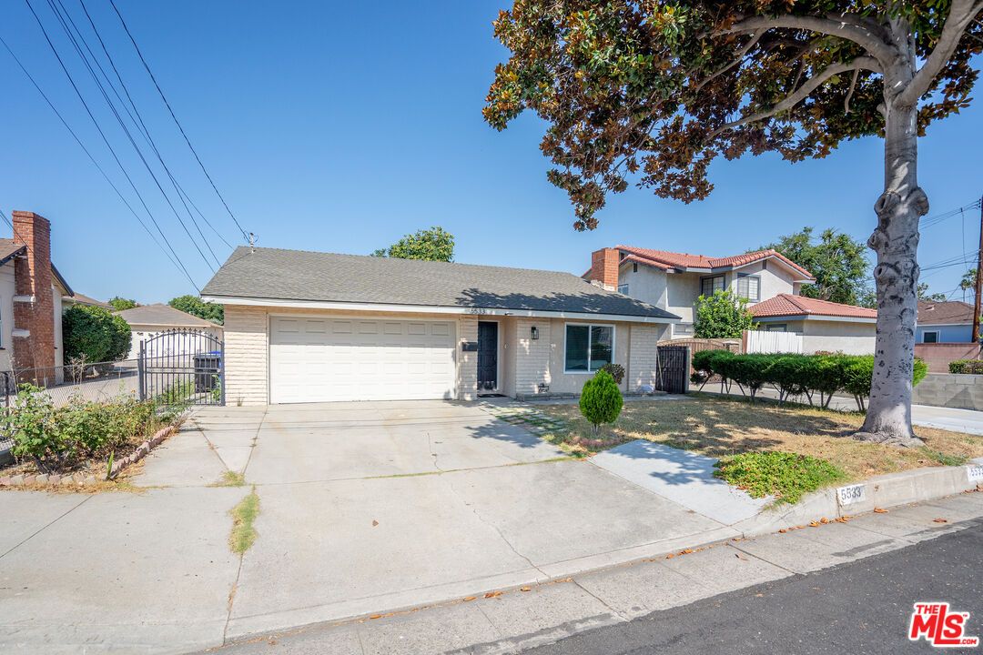 Attached, Exterior, Facade, Ranch