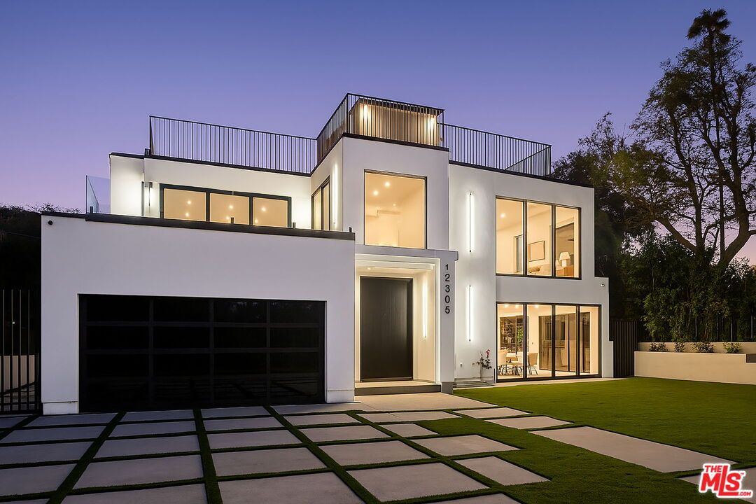 Attached, Backyard, Exterior, Facade, Modern