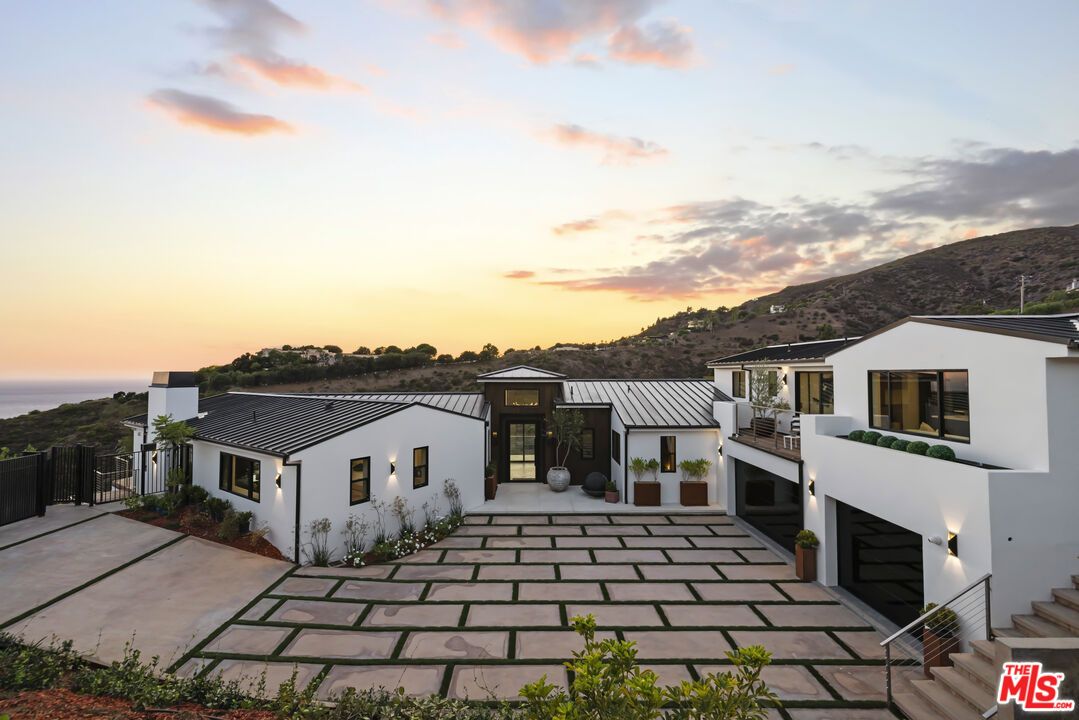 Attached, Exterior, Facade, Mediterranean